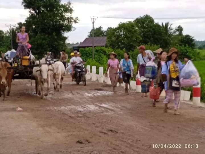 (ထွက်ပြေးတိမ်းရှောင်လာသော ပြည်သူများ။ဓါတ်ပုံ-ကျွန်းလှတက်ကြွလှုပ်ရှားသူများအဖွဲ့)