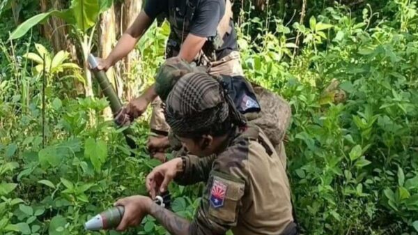 ကော်ဘရာစစ်သည်များ လက်နက်ကြီးပစ်ရန် ပြင်ဆင်နေစဥ်၊ ဓာတ်ပုံ - ကော်ဘရာ စစ်ကြောင်း