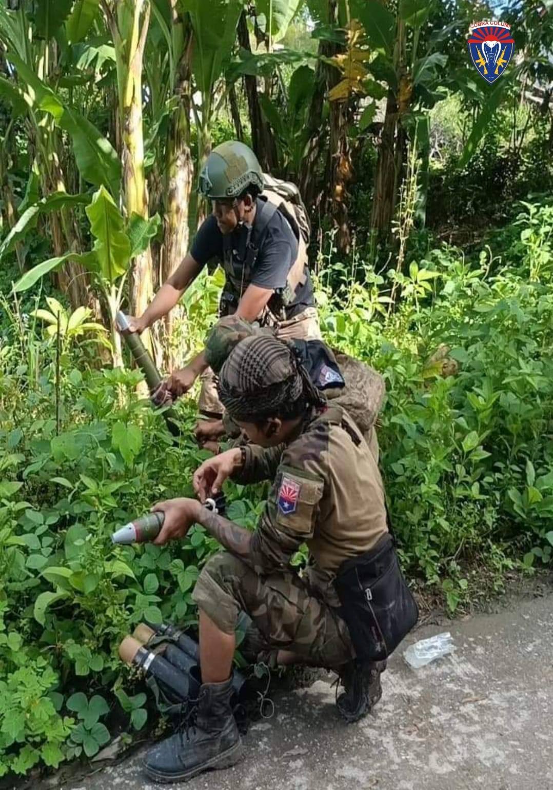 ကော်ဘရာစစ်သည်များ လက်နက်ကြီးပစ်ရန် ပြင်ဆင်နေစဥ်၊ ဓာတ်ပုံ - ကော်ဘရာ စစ်ကြောင်း