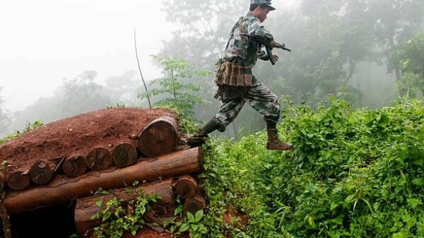 (ကေအိုင်အေတပ်ဖွဲ့ဝင်တစ်ဦးကို​တွေ့ရစဥ်/ပုံအ​ဟောင်းဖြစ်ပါသည်။ ။ဓါတ်ပုံ-Getty Image)