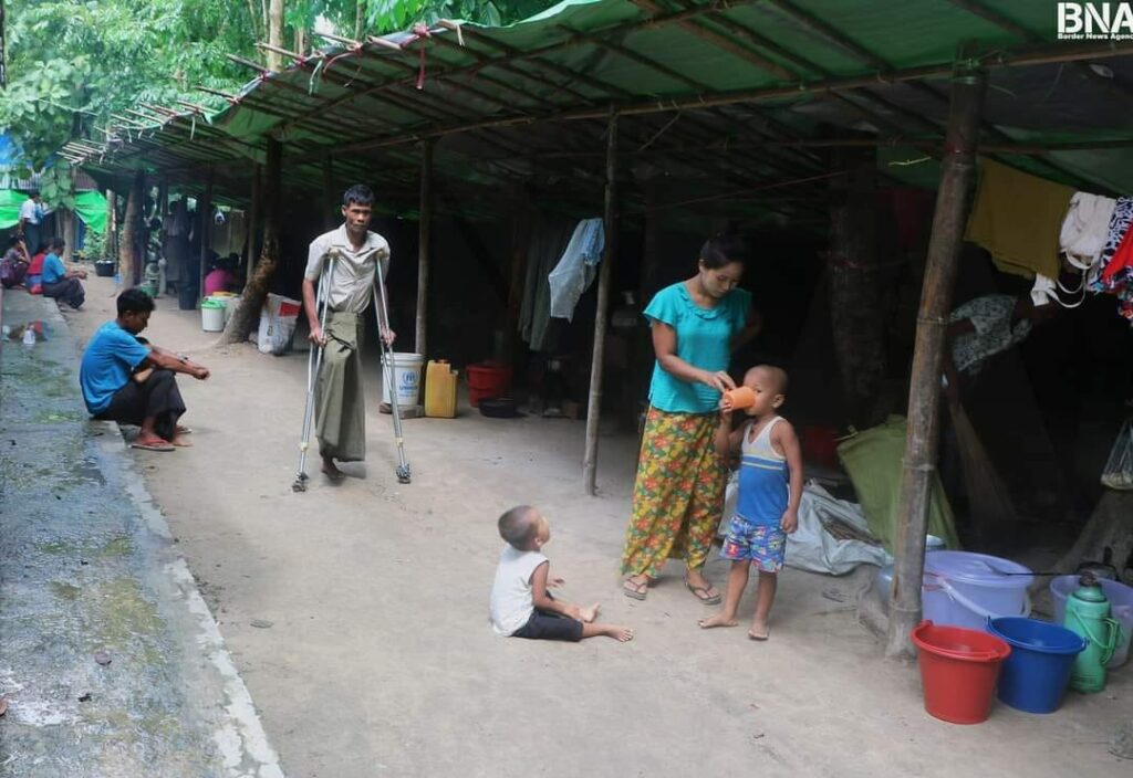 (ရခိုင်ပြည်နယ်ရှိစစ်ဘေးရှောင်စခန်းအချို့မှ ပြည်သူများ။ ဓါတ်ပုံ-BNA)