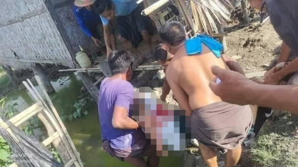 (ကျည်ထိမှန်သေဆုံးခဲ့သည့် ကျောင်းဆရာမ၏ ရုပ်အလောင်းအား သယ်ဆောင်နေစဥ်၊ ဓာတ်ပုံ - CJ)