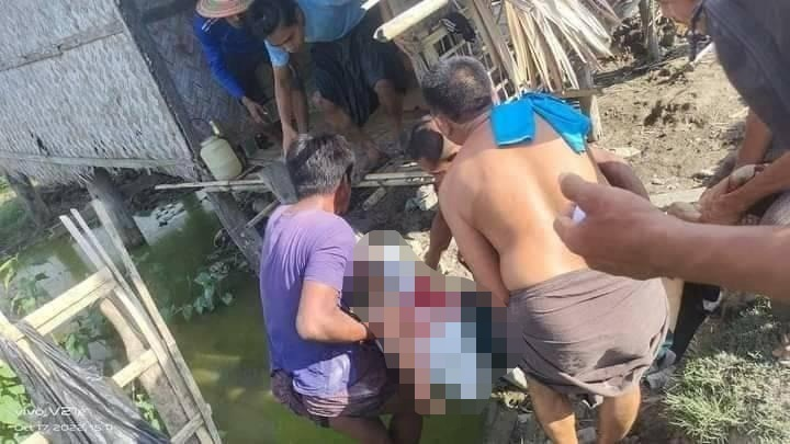 (ကျည်ထိမှန်သေဆုံးခဲ့သည့် ကျောင်းဆရာမ၏ ရုပ်အလောင်းအား သယ်ဆောင်နေစဥ်၊ ဓာတ်ပုံ - CJ)