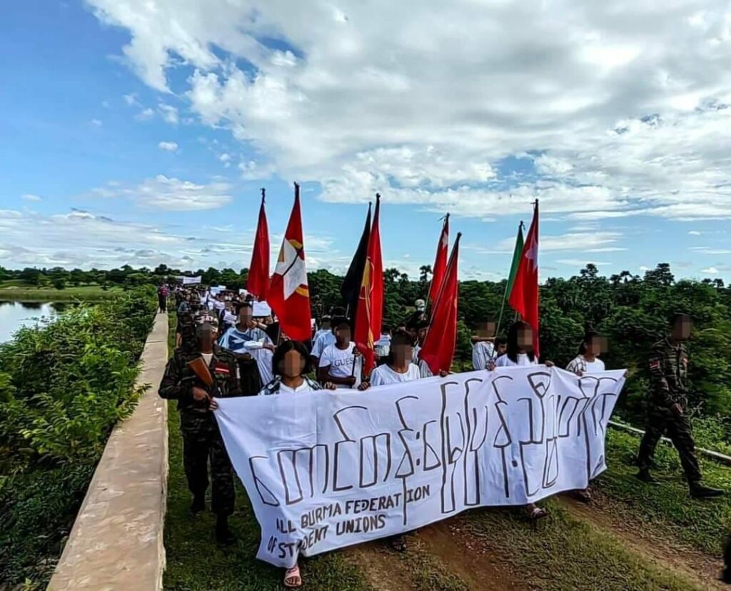 ကမ္ဘာ့ဆရာများနေ့အထိမ်းအမှတ် စစ်အာဏာရှင်ကို တော်လှန်နေသောဆရာ၊ဆရာမများကိုဂုဏ်ပြု၍ ယနေ့ ဆန္ဒထုတ်ဖော်နေကြစဥ် ။ ဓာတ်ပုံ - Ayyarwady CJ