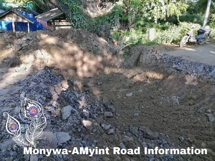 စစ်ကောင်စီတပ်က ဖျက်ဆီးသွားသော မုံရွာ-အမြင့်လမ်းအား တွေ့ရစဥ်၊ ဓာတ်ပုံ- စွမ်းလင်းထက် (မုံရွာ-အမြင့်လမ်းသတင်းမှန်ပြန်ကြားရေး)