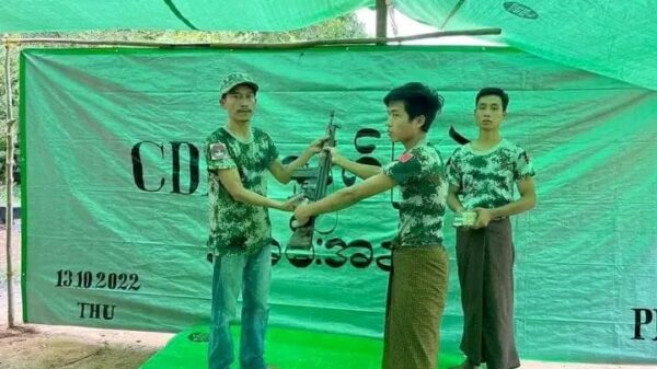 (CDM ရဲတပ်သားနှစ်ဦးအား ဂုဏ်ပြုဆုငွေ ချီးမြှင့်နေစဥ်၊ ဓာတ်ပုံ-PDA)