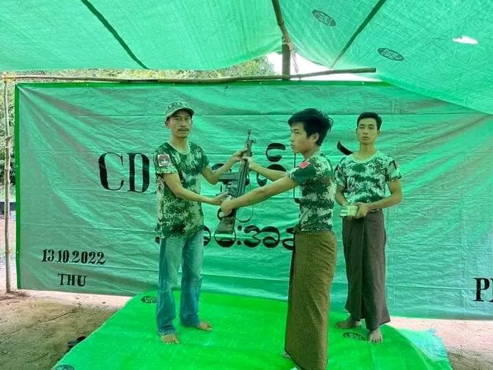 (CDM ရဲတပ်သားနှစ်ဦးအား ဂုဏ်ပြုဆုငွေ ချီးမြှင့်နေစဥ်၊ ဓာတ်ပုံ-PDA)
