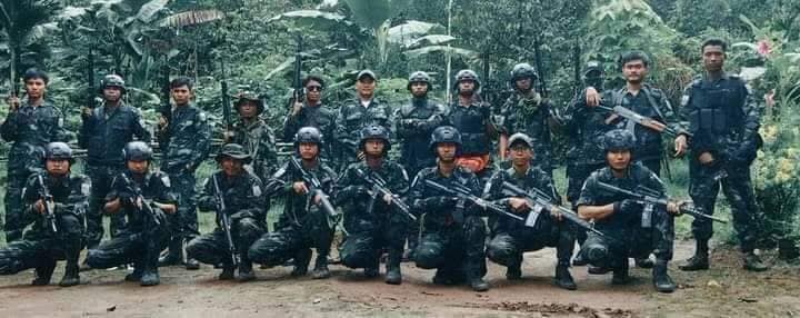 နဂါးနီစစ်ကြောင်းမှတပ်ဖွဲ့ဝင်တွေ။ဓါတ်ပုံ-နဂါးနီစစ်ကြောင်း