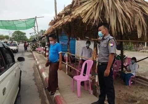 ရွှေဘိုနယ်အရှေ့ပိုင်း ကျောက်မြောင်းမြို့ ရတနာသိင်္ခတံတားထိပ်၌ စစ်ဆေးရေးဂိတ်တစ်ခုအား တွေ့ရစဥ်၊ ဓာတ်ပုံ - CJ (ပုံအဟောင်းဖြစ်ပါ သည်)