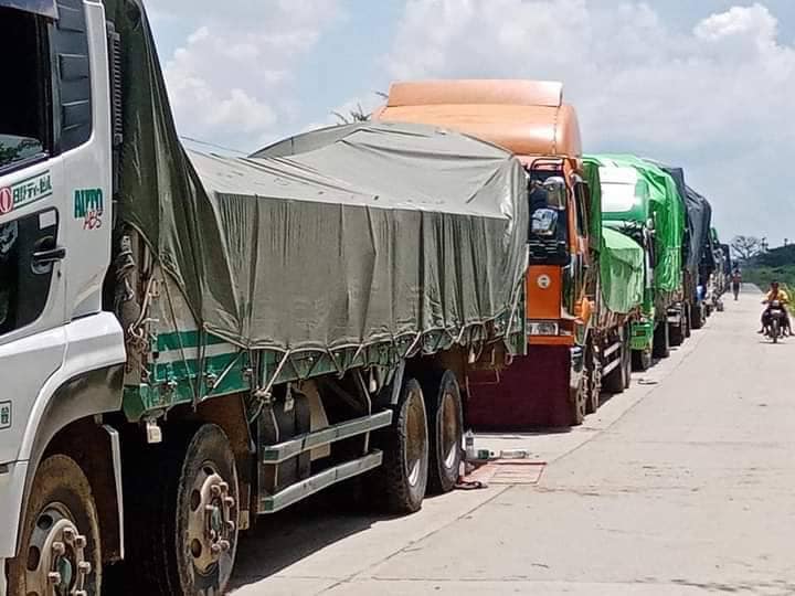 ခင်ဦးမြို့နယ်အတွင်း ပိတ်မိနေသော ယာဥ်များ၊ ဓာတ်ပုံ-ခင်ဦးမြို့နယ် သတင်းမှန်ပြန်ကြားရေး
