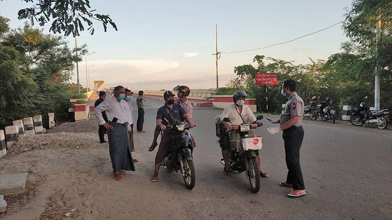 ဆိပ်ဖြူမြို့အဝင်တွင် စစ်ဆေးရေးပြုလုပ်နေသည်ကို တွေ့ရစဥ်(ပုံအဟောင်း)၊ဓာတ်ပုံ-Cj