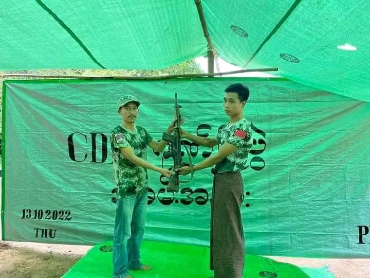 (CDM ရဲတပ်သားနှစ်ဦးအား ဂုဏ်ပြုဆုငွေ ချီးမြှင့်နေစဥ်၊ ဓာတ်ပုံ-PDA)