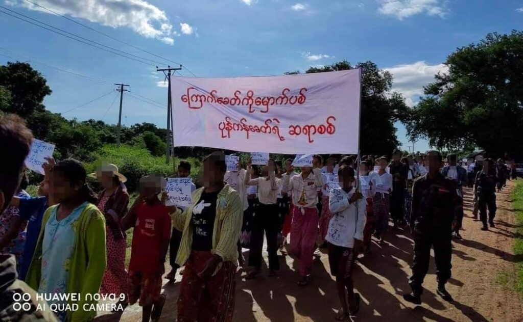 ကမ္ဘာ့ဆရာများနေ့အထိမ်းအမှတ် စစ်အာဏာရှင်ကို တော်လှန်နေသောဆရာ၊ဆရာမများကိုဂုဏ်ပြု၍ ယနေ့ ဆန္ဒထုတ်ဖော်နေကြစဥ် ။ ဓာတ်ပုံ - Ayyarwady CJ