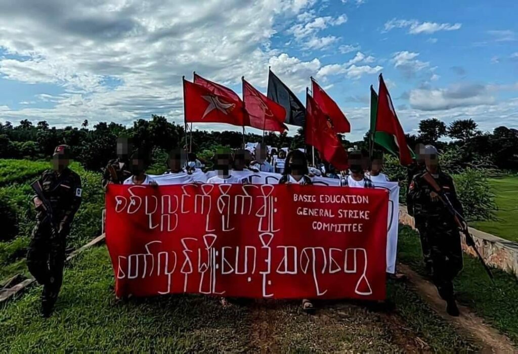 ကမ္ဘာ့ဆရာများနေ့အထိမ်းအမှတ် စစ်အာဏာရှင်ကို တော်လှန်နေသောဆရာ၊ဆရာမများကိုဂုဏ်ပြု၍ ယနေ့ ဆန္ဒထုတ်ဖော်နေကြစဥ် ။ ဓာတ်ပုံ - Ayyarwady CJ