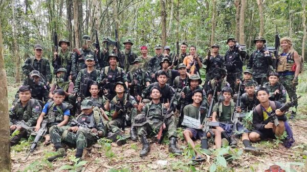 KNLA နှင့် နဂါးနီစစ်​ကြောင်းမှတပ်ဖွဲ့ဝင်များကို ​တွေ့ရစဥ်။ ဓါတ်ပုံ-နဂါးနီစစ်​ကြောင်း