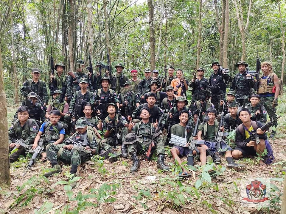 KNLA နှင့် နဂါးနီစစ်​ကြောင်းမှတပ်ဖွဲ့ဝင်များကို ​တွေ့ရစဥ်။ ဓါတ်ပုံ-နဂါးနီစစ်​ကြောင်း
