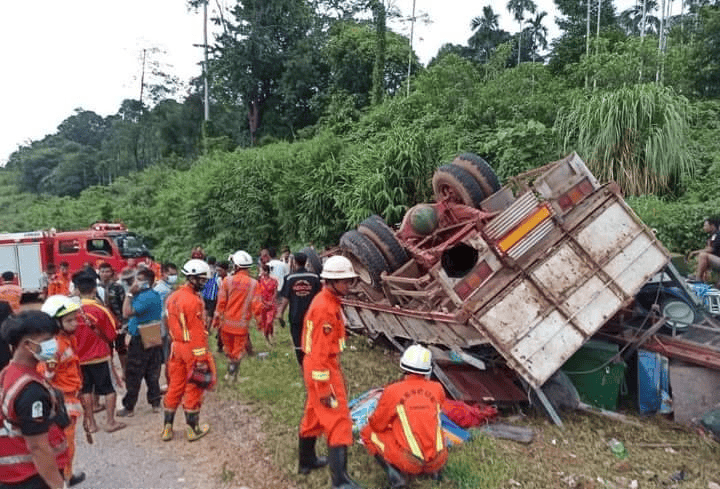 (ဇာတ်အဖွဲ့ကားတိမ်းမှောက်ပြီးနောက် တွေ့ရစဥ်၊ဓာတ်ပုံ - CJ)