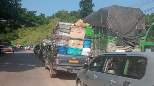 တိုက်ပွဲဖြစ်နေ၍ အာရှလမ်းပေါ် ကားရာနှင့်ချီ ပိတ်မိနေ