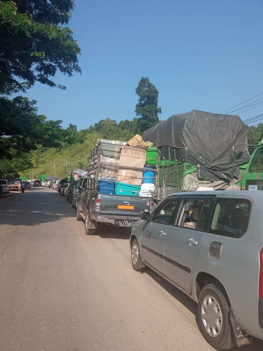 တိုက်ပွဲဖြစ်နေ၍ အာရှလမ်းပေါ် ကားရာနှင့်ချီ ပိတ်မိနေ