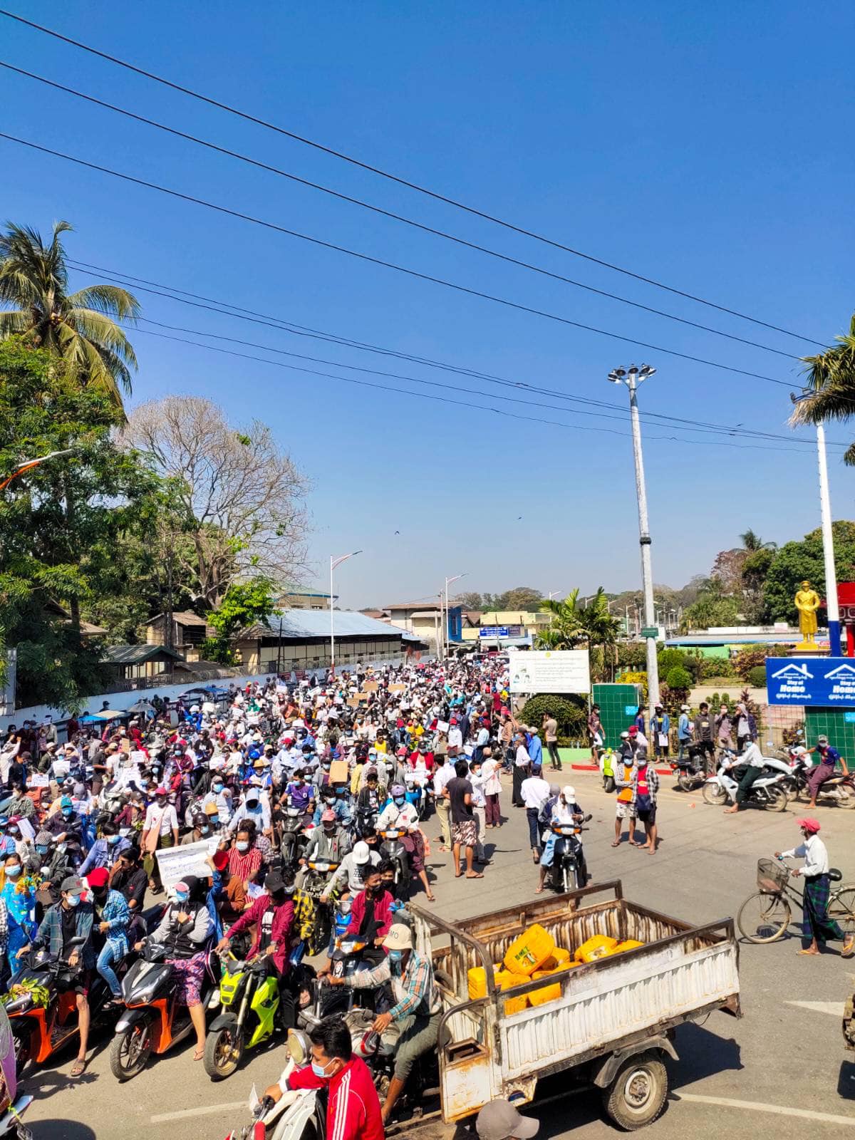 ယနေ့ပေါက်ကွဲသည့်နေရာပတ်ဝန်းကျင်တွင် ယခင်က စစ်ကောင်စီတန့်ကျင်ရေး လူထုသပိတ်ပြုလုပ်ခဲ့စဥ်၊ ဓာတ်ပုံ - CJ (ပုံအဟောင်းကို အသုံးပြုထားပါသည်)