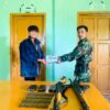 ဟားခါးရဲစခန်းမှ ရဲတပ်သားတစ်ဦး သေနတ် နှစ်လက်ယူလာပြီး ပြည်သူ့ရင်ခွင်ခိုလှုံလာ၍ ကျပ်သိန်း၁၀၀ ချီးမြှင့်