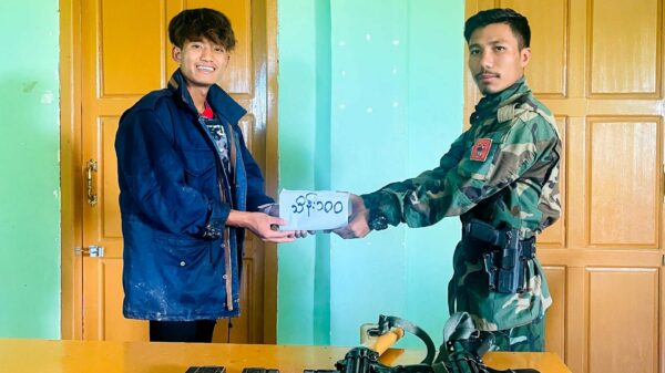 ဟားခါးရဲစခန်းမှ ရဲတပ်သားတစ်ဦး သေနတ် နှစ်လက်ယူလာပြီး ပြည်သူ့ရင်ခွင်ခိုလှုံလာ၍ ကျပ်သိန်း၁၀၀ ချီးမြှင့်