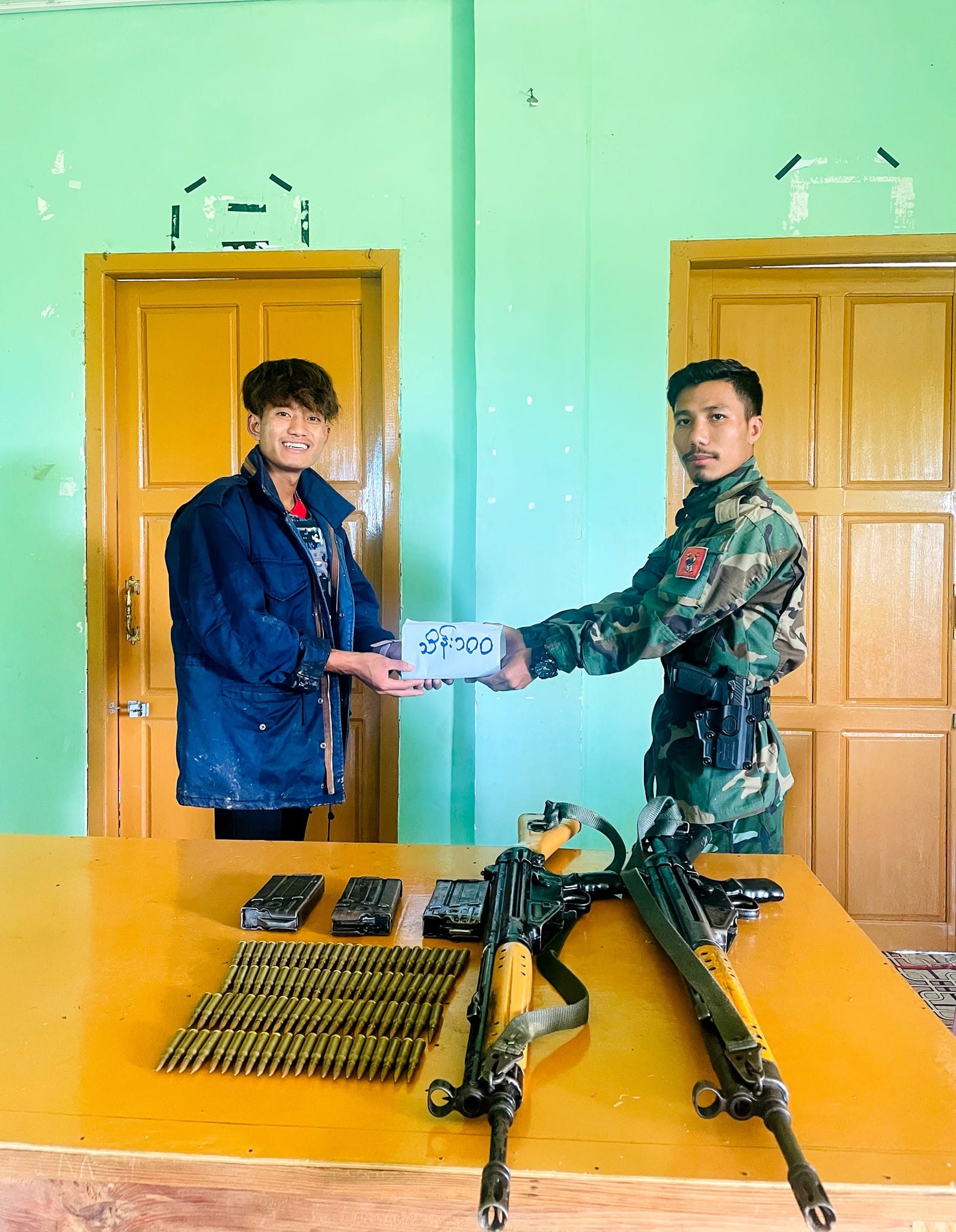 ဟားခါးရဲစခန်းမှ ရဲတပ်သားတစ်ဦး သေနတ် နှစ်လက်ယူလာပြီး ပြည်သူ့ရင်ခွင်ခိုလှုံလာ၍ ကျပ်သိန်း၁၀၀ ချီးမြှင့်