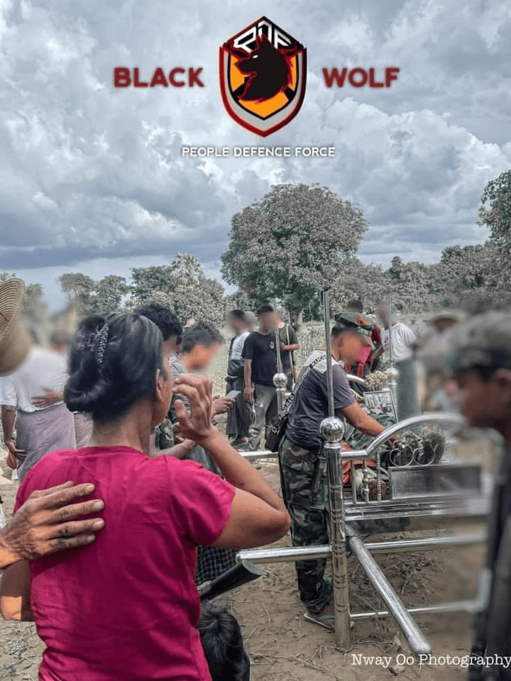 ကျဆုံးရဲဘော်၏ နာရေးပြုလုပ်နေစဥ်၊ ဓာတ်ပုံ-Black Wolf