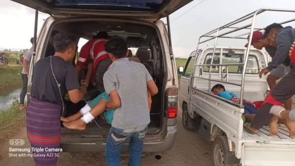 ဒဏ်ရာရရှိသူများအား ကုသရန်ပို့ဆောင်နေစဥ်၊ ဓာတ်ပုံ - ရွှေလွိုင်ကော်ပရဟိတအသင်း