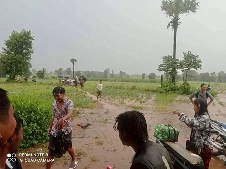 မိုးရွာထဲ ထွက်ပြေးတိမ်းရှောင်နေရသည့် ပြည်သူများ၊ဓာတ်ပုံ-Cj