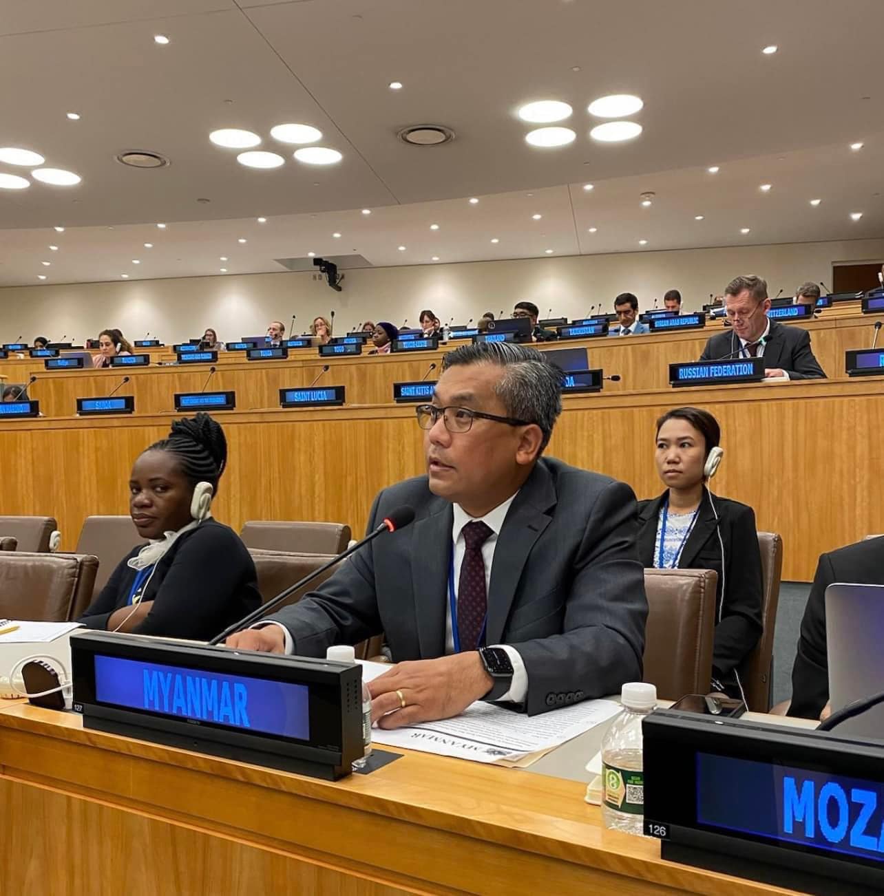 စစ်အာဏာသိမ်းချိန်မှ ယနေ့အထိ နေ့စဥ် အပြစ်မဲ့ပြည်သူများအပေါ် စစ်တပ်၏ ရက်စက်ပြုကျင့်မှုများကို ကုလညီလာခံ၌ မြန်မာသံအမတ်ကြီးပြော