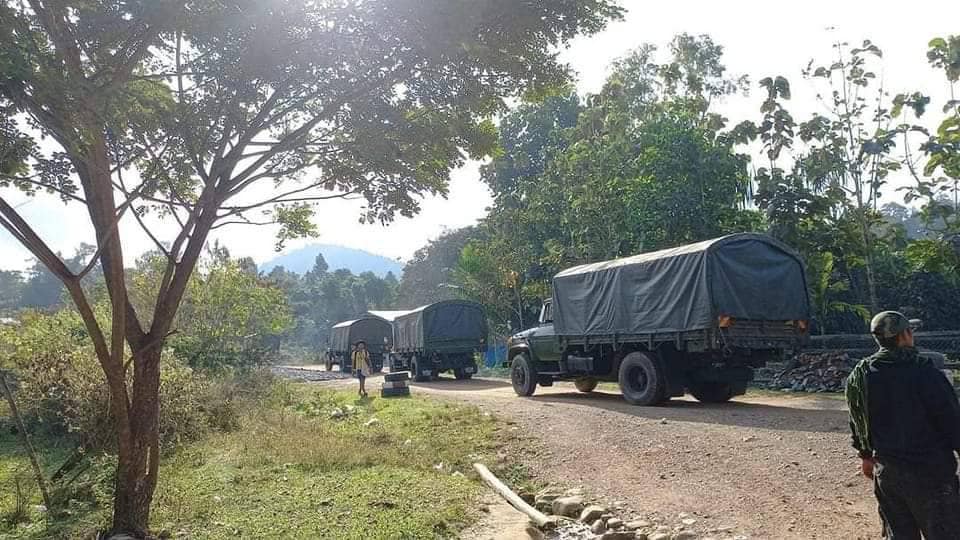 ကရင်ပြည်နယ်အတွင်း စစ်ကောင်စီယာဉ်တန်းကိုတွေ့ရစဉ် (ပုံဟောင်း) ဓာတ်ပုံ − CJ