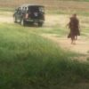 တိုက်ပြီးနောက် မောင်းပြေးသွားသည့် ဘုန်းကြီးကားအား တွေ့ရစဥ်၊ ဓာတ်ပုံ-မုံရွာပလဖ