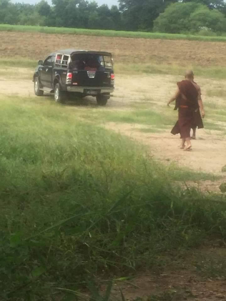 တိုက်ပြီးနောက် မောင်းပြေးသွားသည့် ဘုန်းကြီးကားအား တွေ့ရစဥ်၊ ဓာတ်ပုံ-မုံရွာပလဖ
