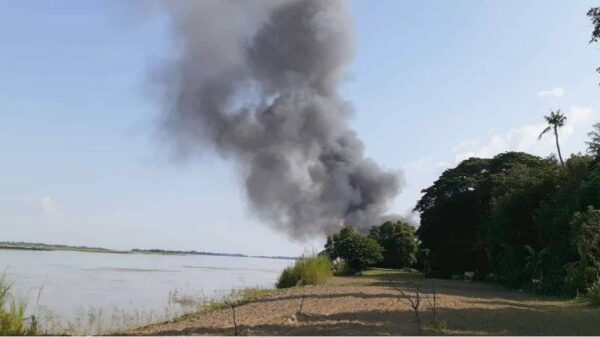 ယနေ့မွန်းလွဲပိုင်းက ဧရာဝတီမြစ်ဘေးရှိ သစ်ဆိမ့်ကြီးကျေးရွာကို မီးရှို့ဖျက်ဆီးနေစဥ်၊ဓာတ်ပုံ-Cj