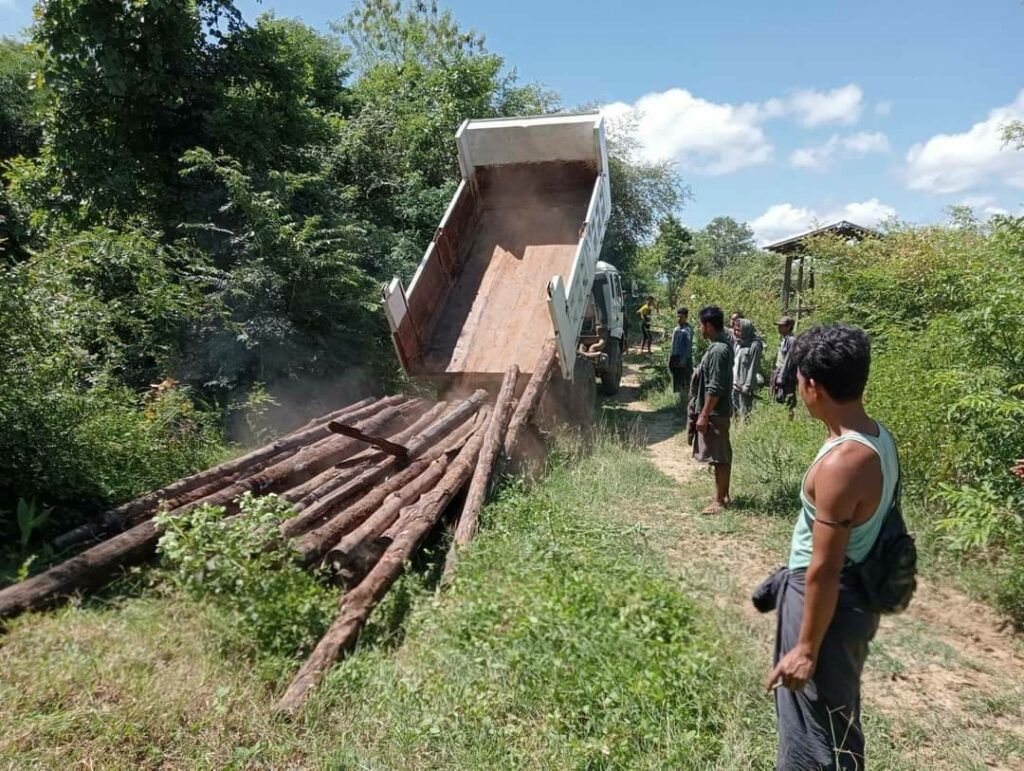 နေအိမ်ပြန်ဆောက်လုပ်ပေးရန် ပြင်ဆင်နေကြသော ရဲဘော်များအား တွေ့ရစဥ်၊ ဓာတ်ပုံ - Daung Lay