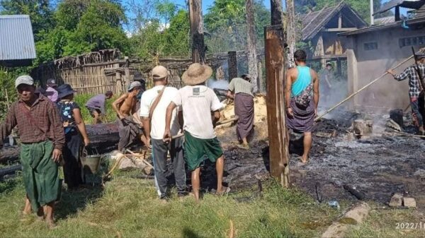 (ပြည်သူ့ကာကွယ်​ရေးတပ်ဖွဲ့ဝင်များက မီးငြှိမ်းသတ်​ပေးပြီးစပါးများမီးမ​လောင်​စေရန်ကူညီသယ်​ဆောင်​ပေး​နေစဥ်။ ဓါတ်ပုံ-PDF-ထီးလင်း)