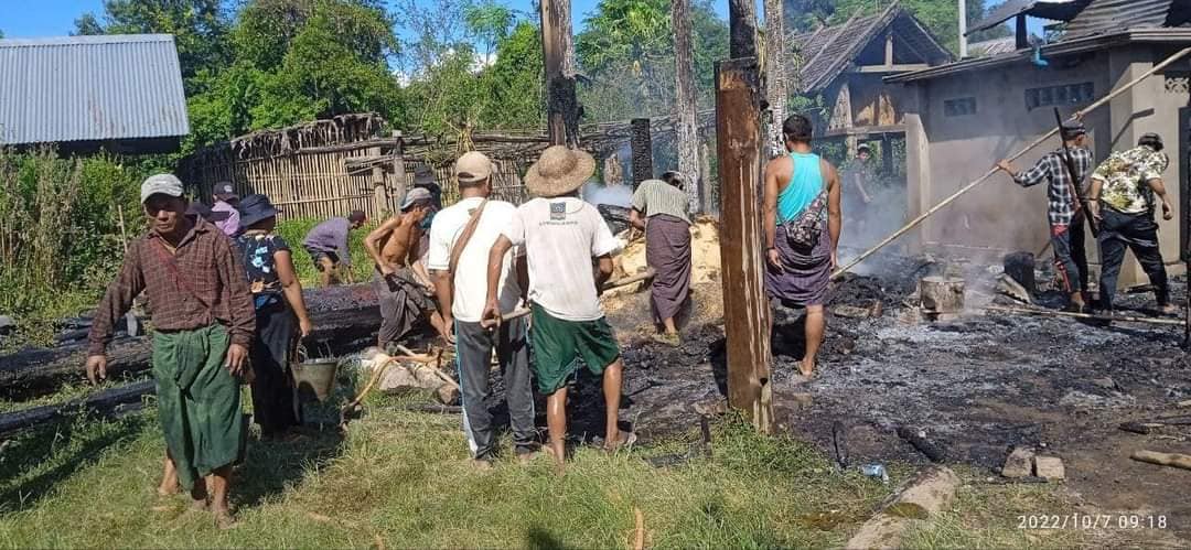 (ပြည်သူ့ကာကွယ်​ရေးတပ်ဖွဲ့ဝင်များက မီးငြှိမ်းသတ်​ပေးပြီးစပါးများမီးမ​လောင်​စေရန်ကူညီသယ်​ဆောင်​ပေး​နေစဥ်။ ဓါတ်ပုံ-PDF-ထီးလင်း)