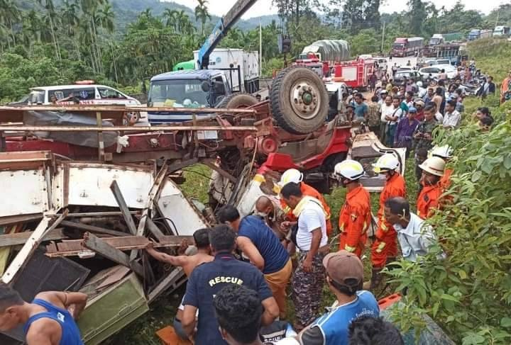 (ဇာတ်အဖွဲ့ကားတိမ်းမှောက်ပြီးနောက် တွေ့ရစဥ်၊ဓာတ်ပုံ - CJ)