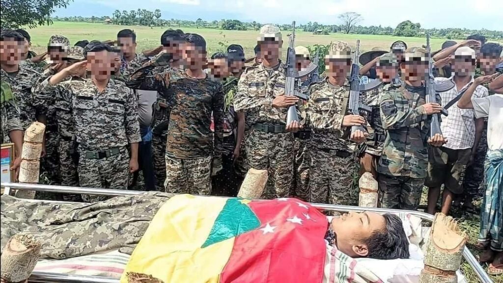 YDF ဒုခေါင်းဆောင်၏ စျာပနတွင် ရဲဘော်များက အလေးပြုနေစဥ်၊ ဓာတ်ပုံ - ယောအလင်းတန်း