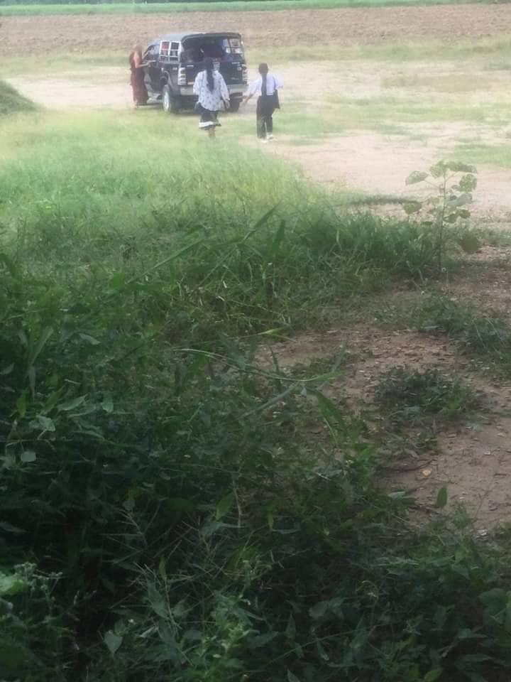 တိုက်ပြီးနောက် မောင်းပြေးသွားသည့် ဘုန်းကြီးကားအား တွေ့ရစဥ်၊ ဓာတ်ပုံ-မုံရွာပလဖ