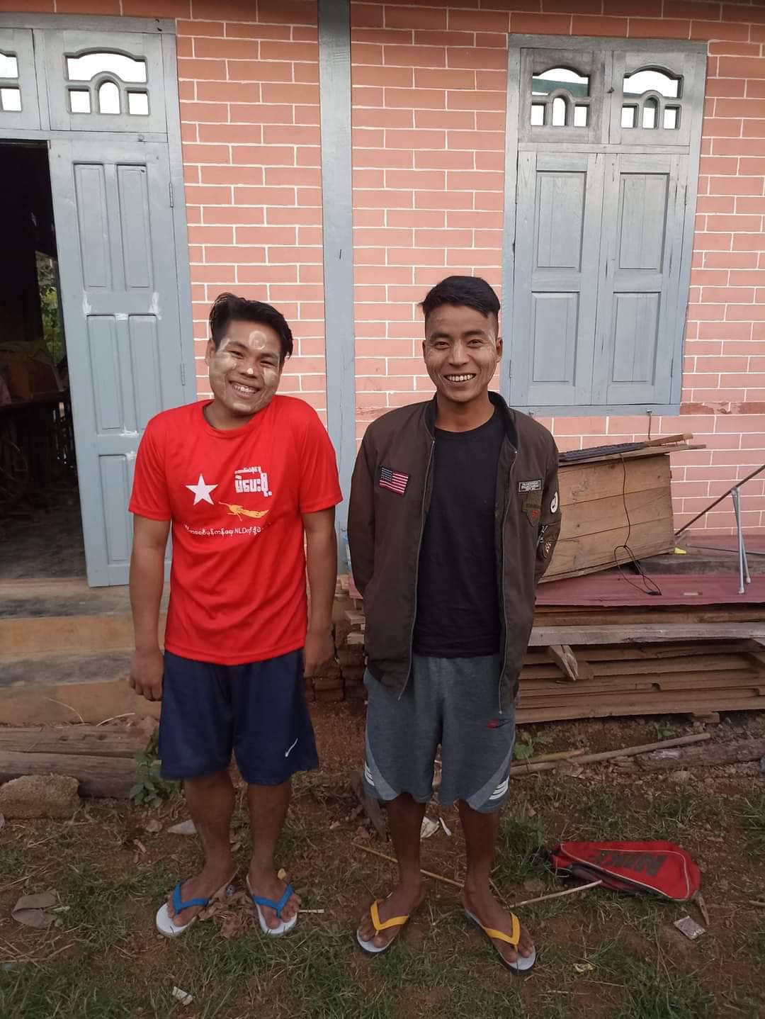 (CDM ပြုလုပ်လာသည့် တပ်သားနှစ်ဦးအား တွေ့ရစဉ်)
