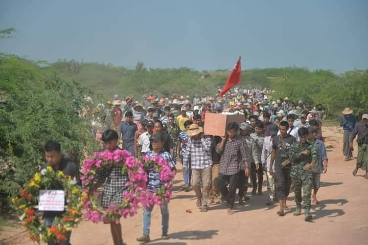 ရဲဘော်နေထက်၏ နာရေးအား ပြည်သူအများအပြားလိုက်ပါပို့ဆောင်နေစဥ်၊ ဓာတ်ပုံ- Ko Pyay Kyaw