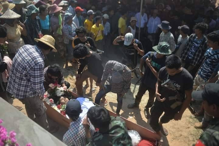 ရဲဘော်နေထက်၏ နာရေးအား ပြည်သူအများအပြားလိုက်ပါပို့ဆောင်နေစဥ်၊ ဓာတ်ပုံ- Ko Pyay Kyaw
