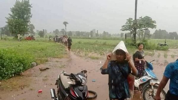 မိုးရွာထဲ ထွက်ပြေးတိမ်းရှောင်နေရသည့် ပြည်သူများ၊ဓာတ်ပုံ-Cj