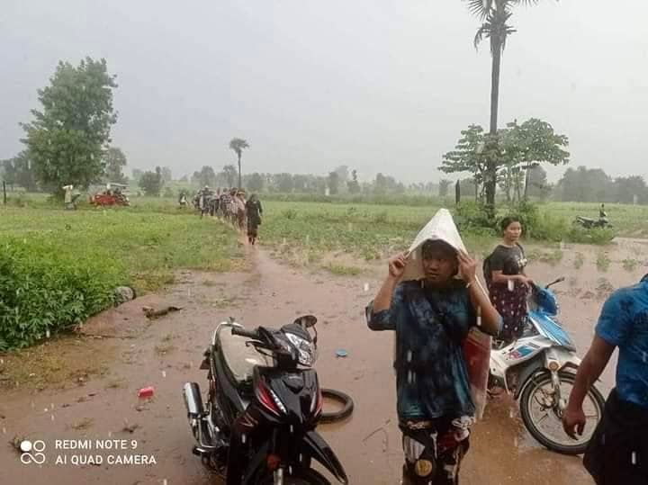 မိုးရွာထဲ ထွက်ပြေးတိမ်းရှောင်နေရသည့် ပြည်သူများ၊ဓာတ်ပုံ-Cj