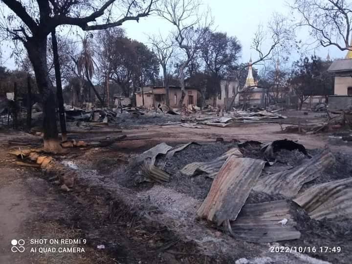 ချောင်းဦးမြိုနယ်ငါးလုံးတင်ကျေးရွာက မီးရှို့ဖျက်ဆီးခံရတဲ့ နေအိမ်တွေ။ ဓာတ်ပုံ-Chaung U Revolution