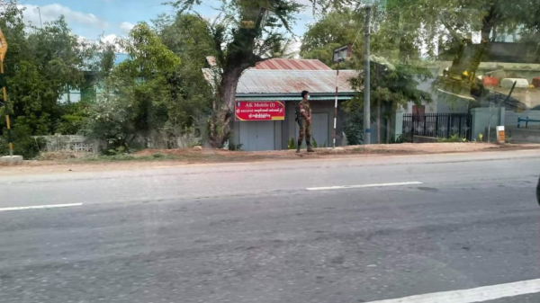 ချောင်းဦးမြို့အတွင်း၌ လုံခြုံရေးယူနေသော စစ်ကောင်စီ တပ်သားတချို့ ၊ဓာတ်ပုံ - CJ