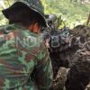 (တိုက်ပွဲအတွင်း ကရင်နီအမျိုးသားများကာ ကွယ် ရေးတပ်၏ ရဲဘော်တစ်ဦးအား တွေ့ရစဥ်၊ ဓာတ်ပုံ - KNDF)