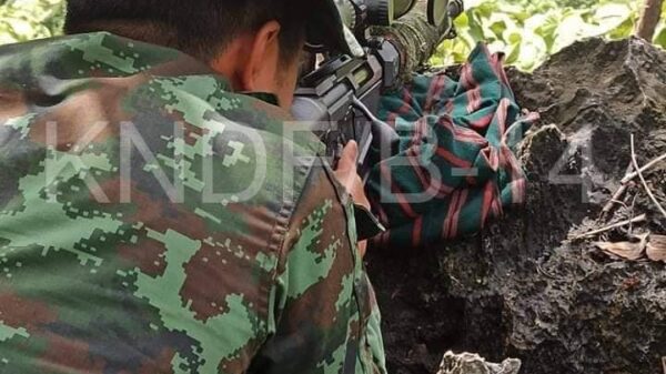 (တိုက်ပွဲအတွင်း ကရင်နီအမျိုးသားများကာ ကွယ် ရေးတပ်၏ ရဲဘော်တစ်ဦးအား တွေ့ရစဥ်၊ ဓာတ်ပုံ - KNDF)